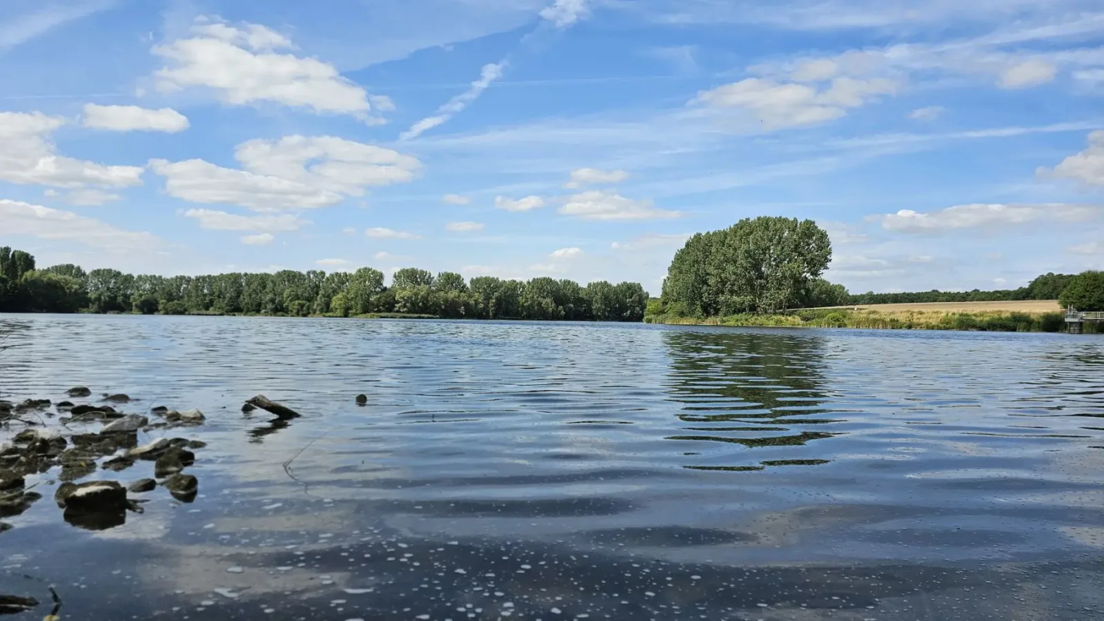 Blick vom steinigen Ufer über den Birkunger Stausee.