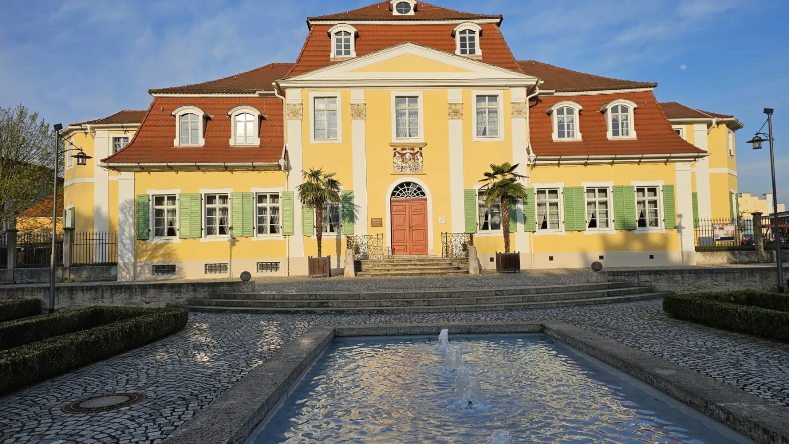 Friederikenschlösschen in Bad Langensalza mit Wasserbecken im Vordergrund.