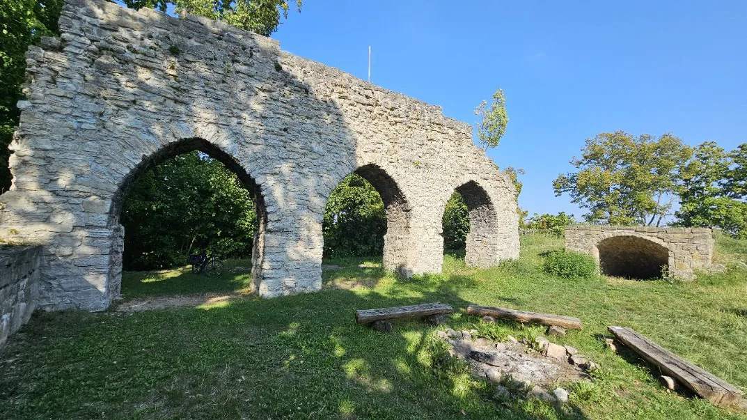 Steinerne Mauerbögen der Arnsburg-Ruine über dem Wipperdurchbruch.