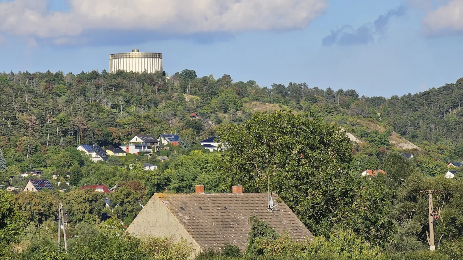 Panorama-Museum auf dem bewaldeten Schlachtberg über Bad Frankenhausen.