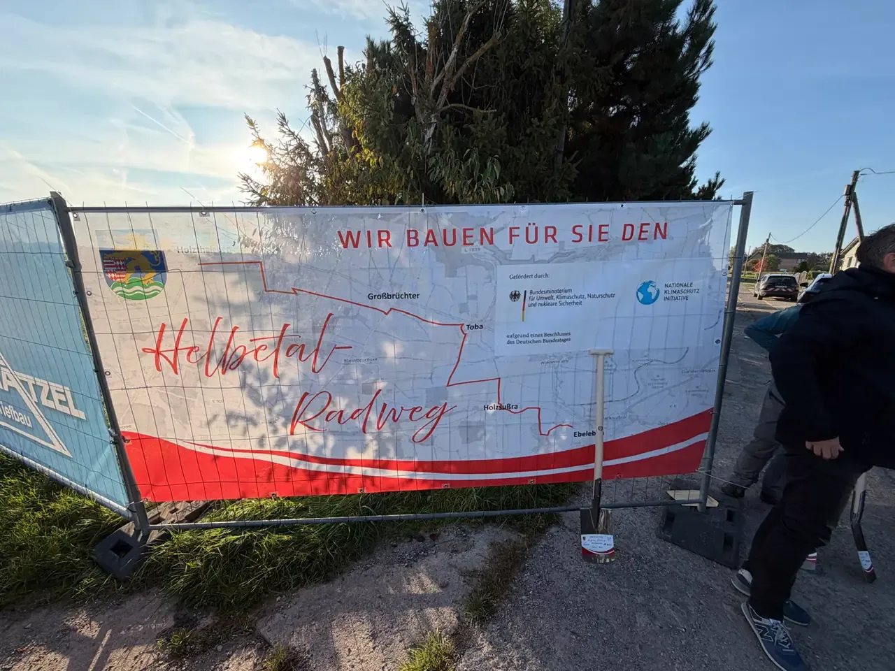 Baustellenbanner mit dem geplanten Verlauf des Helbetal-Radwegs über Holzthaleben, Großbrüchter, Toba und Holzsußra nach Ebeleben.